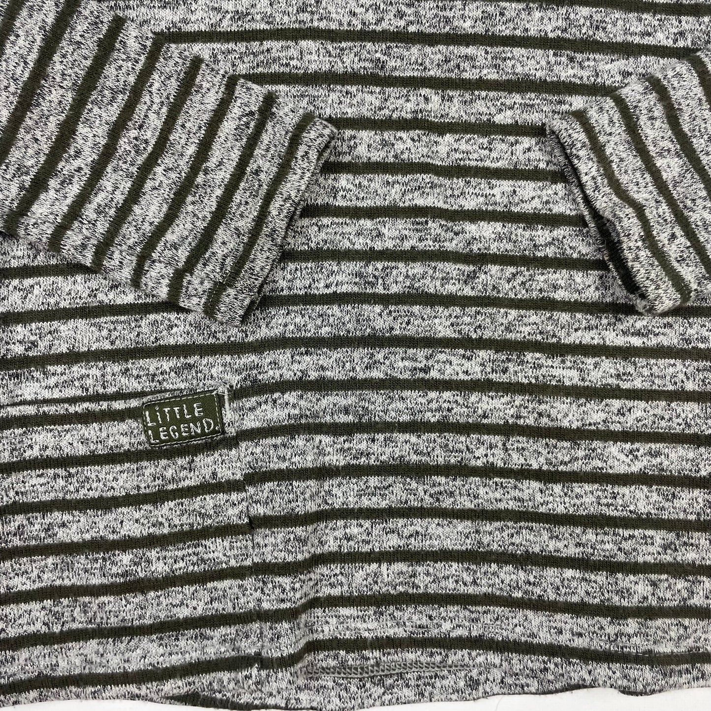 Grauer Pullover aus Viskose mit Streifenmuster – detail