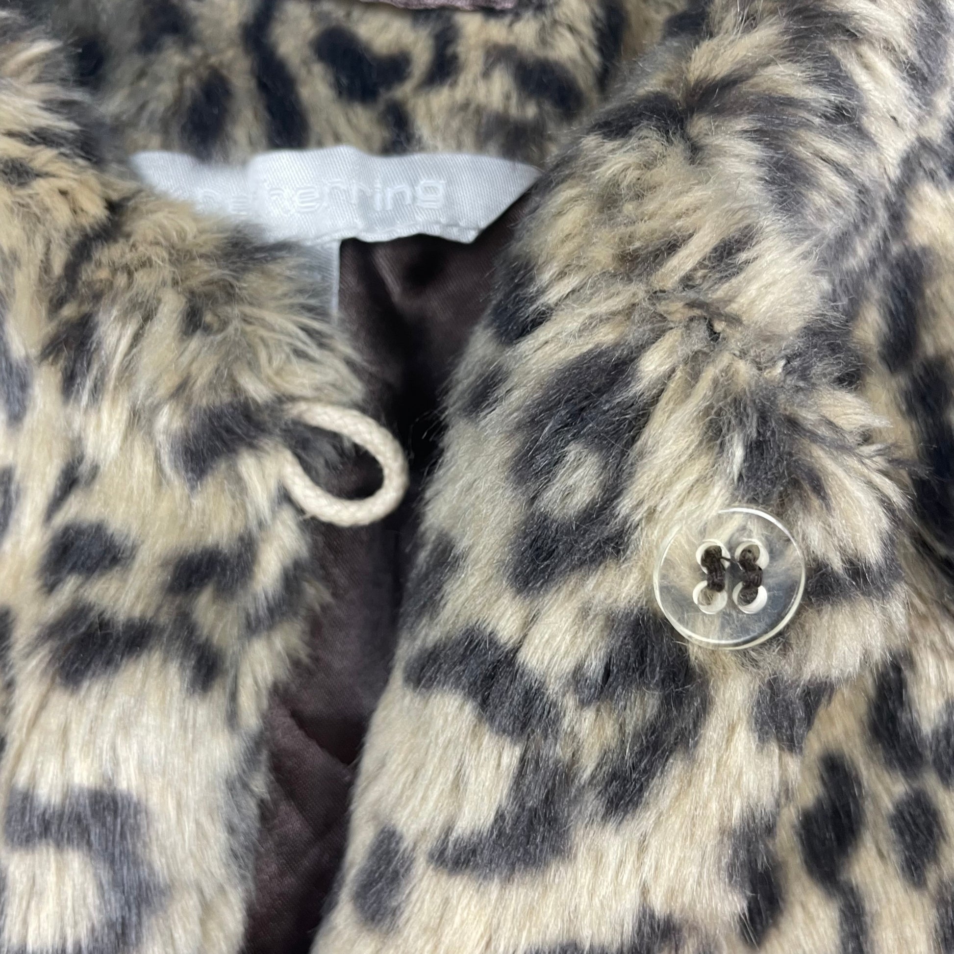 Braune Kunstfelljacke mit Leoparden-Muster und kurzem Schnitt – detail