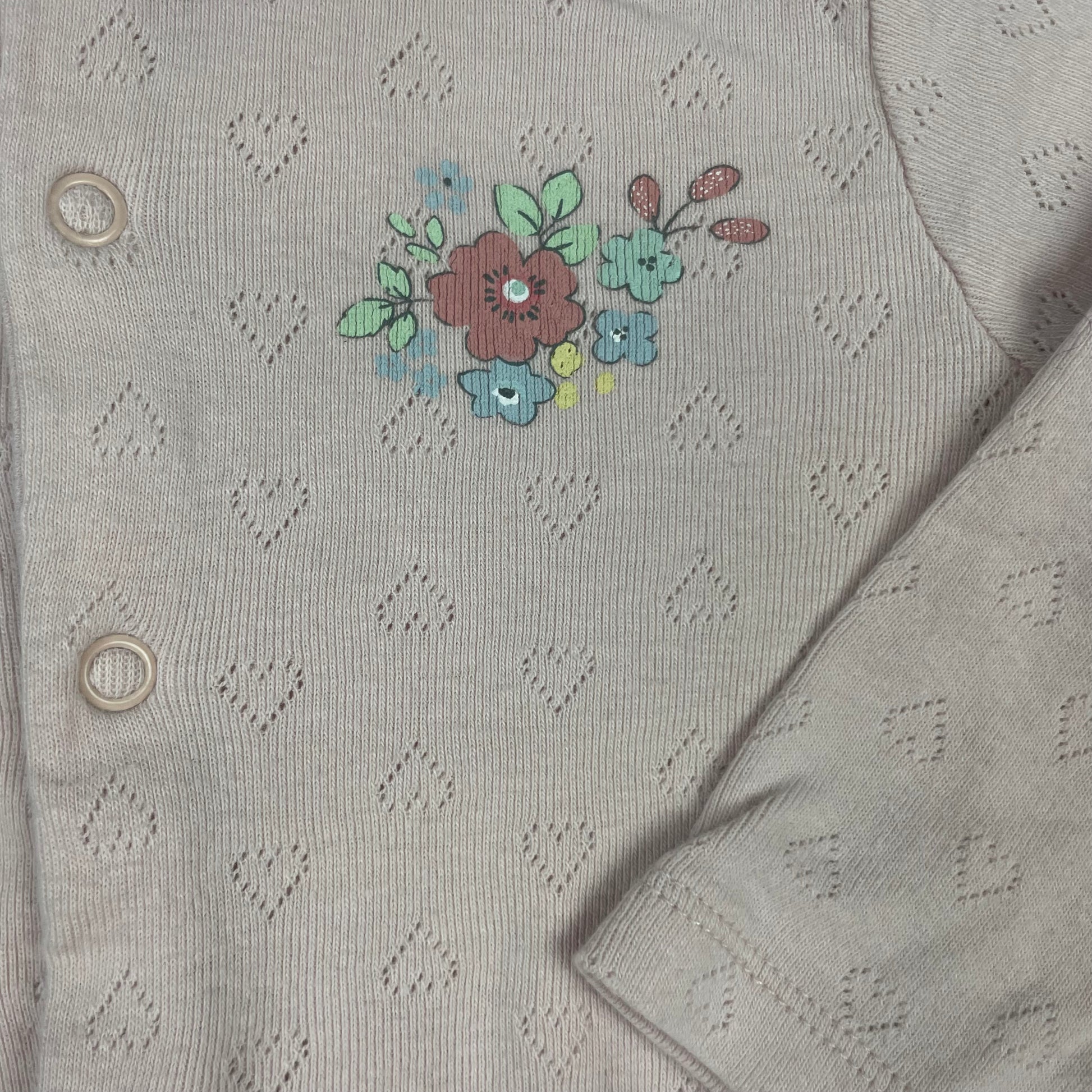 Rosa Baumwoll-Overall mit Blumenapplikation – detail