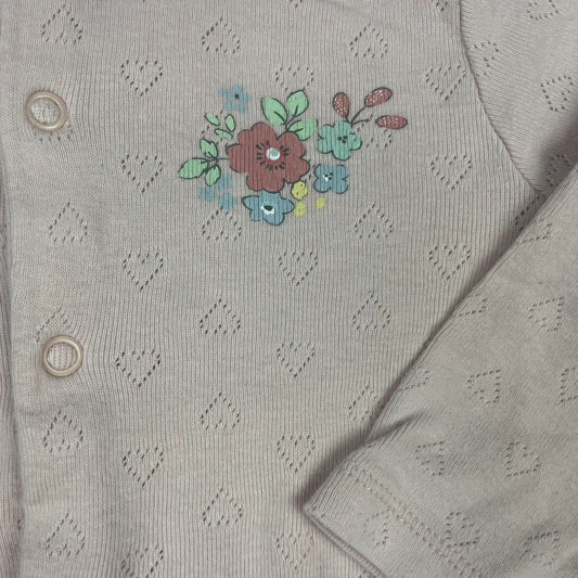 Rosa Baumwoll-Overall mit Blumenapplikation – detail