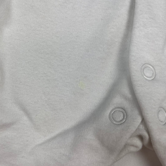 Weißer Baumwolloverall mit Druckknöpfen – detail