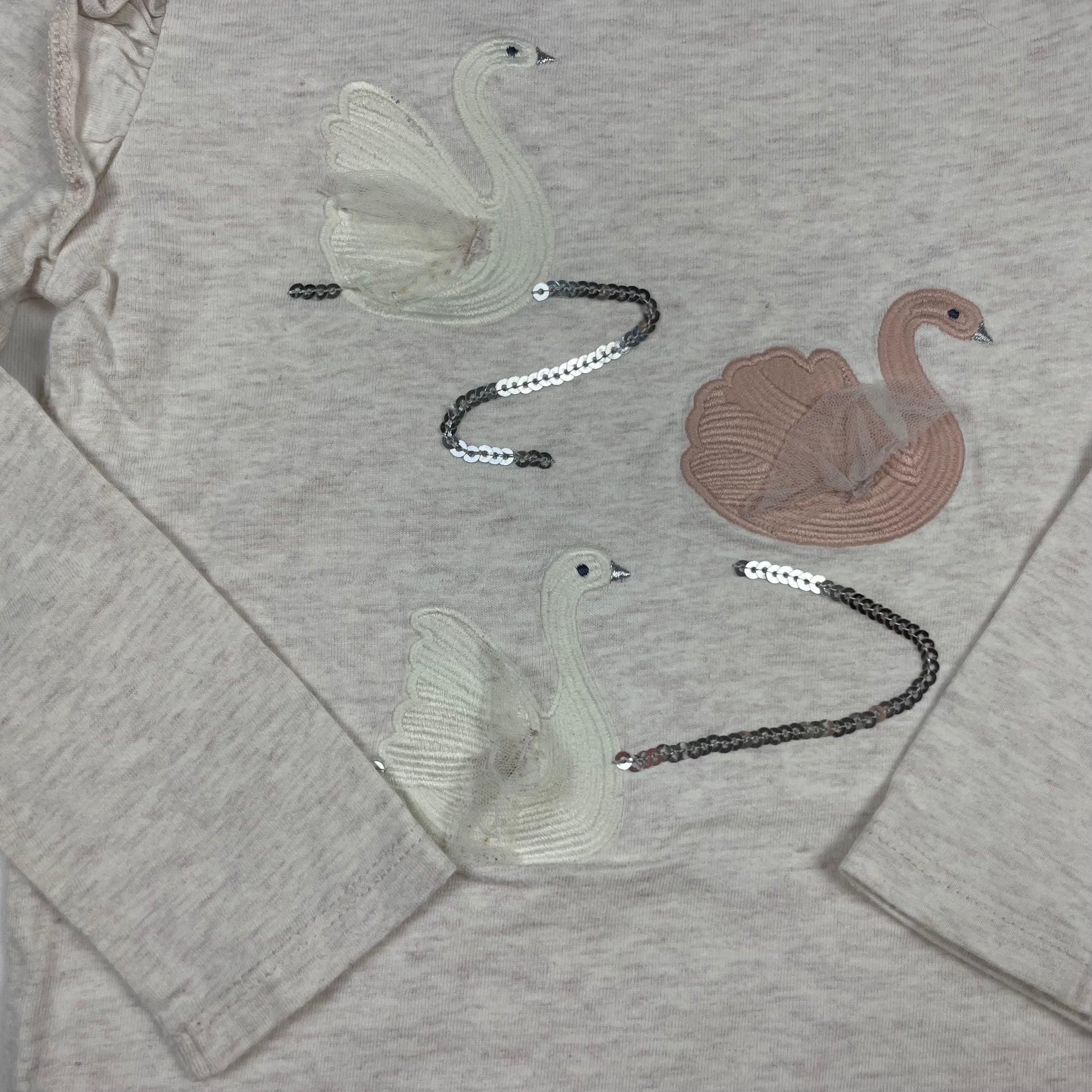 Beiges Langarmshirt mit Schwanen-Applikation – detail