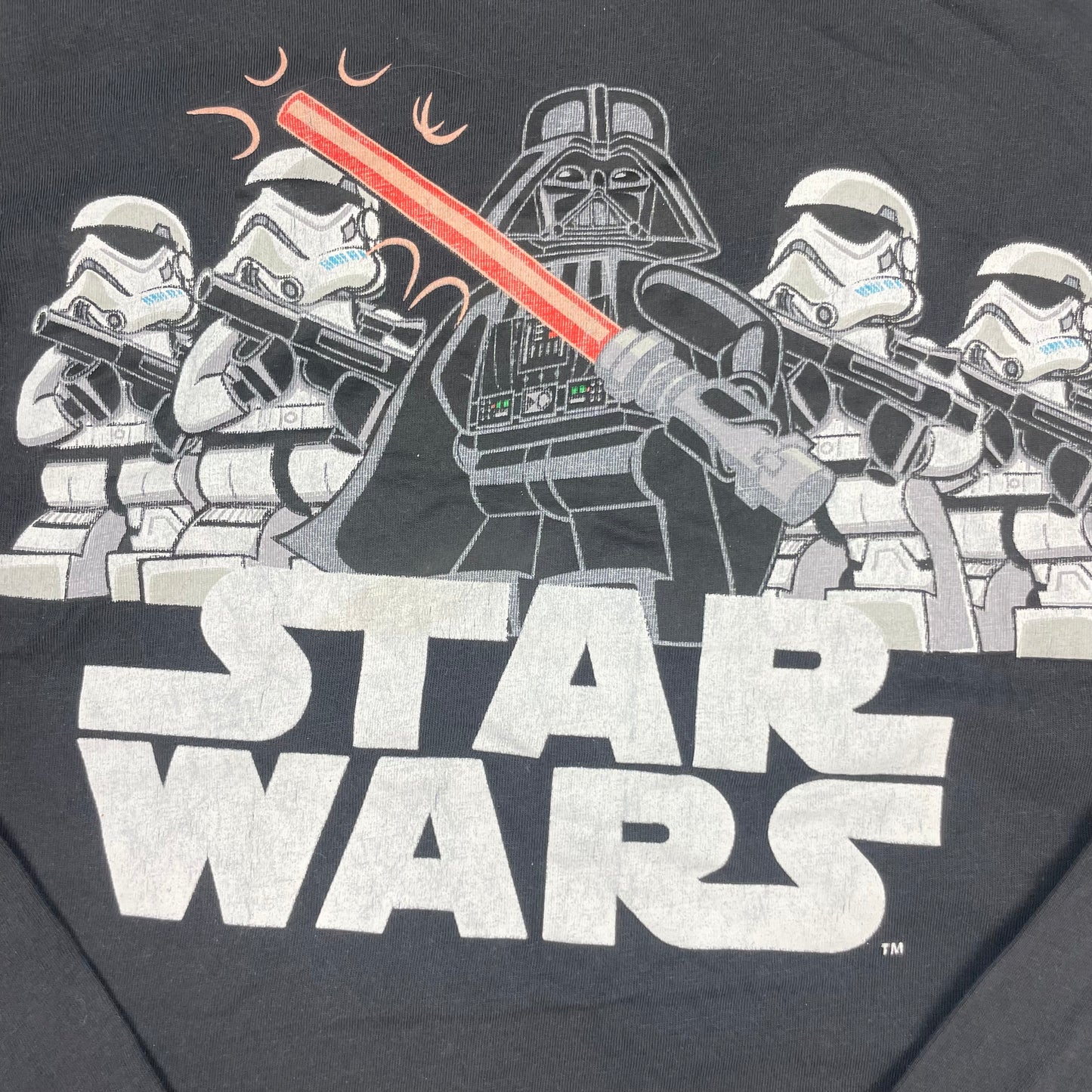 Schwarzes Langarmshirt mit Star Wars Motiv, Darth Vader und Sturmtrupplern – detail