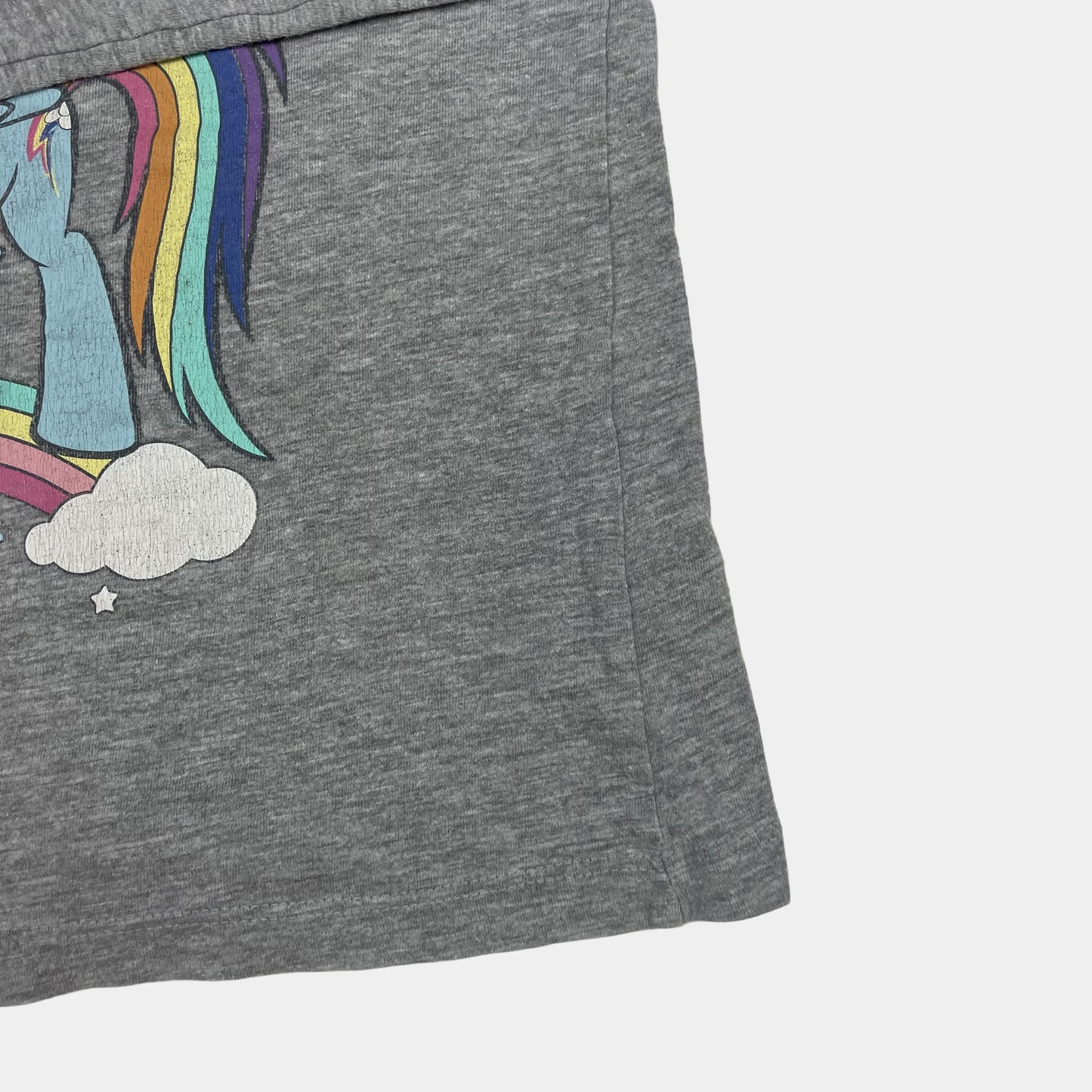 Graues Langarmshirt mit Einhorn-Motiv und dem Schriftzug „Dreamer“ auf der Vorderseite – fabric