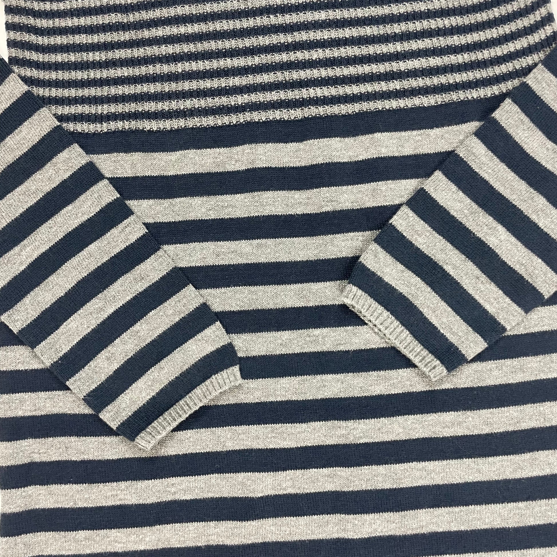 Gestreiftes Strickkleid in Grau und Dunkelblau mit langen Ärmeln, Größe 152 – detail