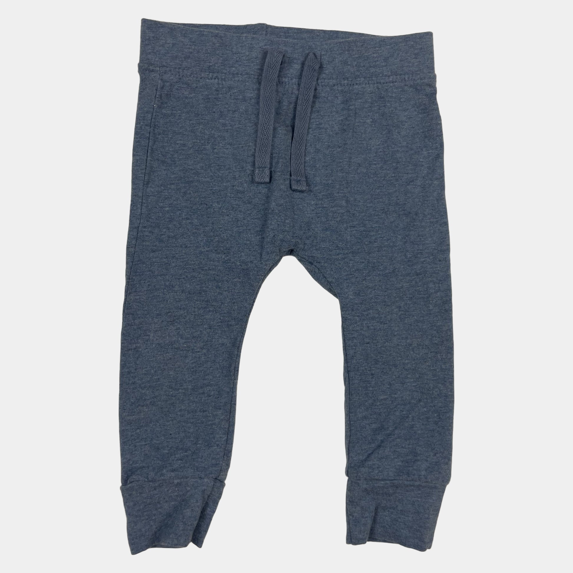 Blaue Babyhose mit Kordelzug und umgeschlagenen Säumen