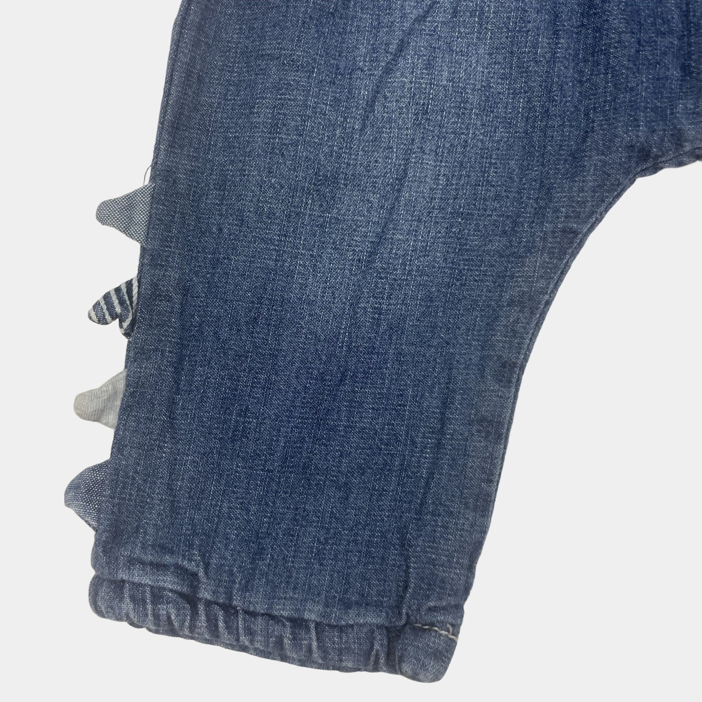 Blauer Jeans-Overall für Babys mit Knöpfen und Hosenträgern – detail