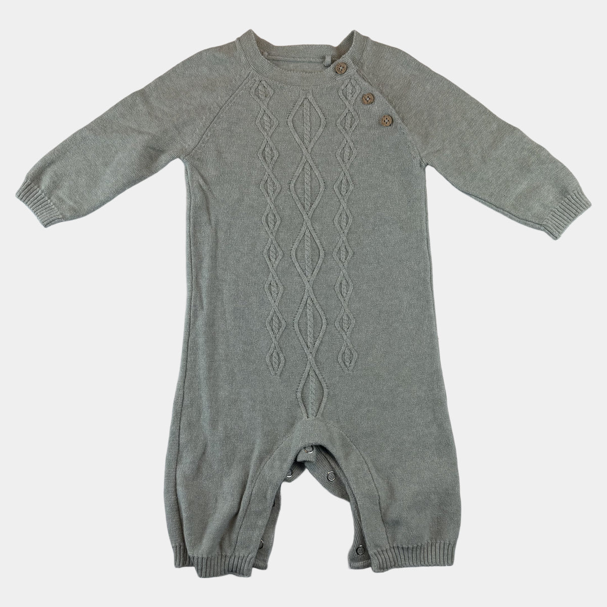 Grauer Strickoverall für Babys mit Zopfmuster und Knöpfen an der Schulter – front