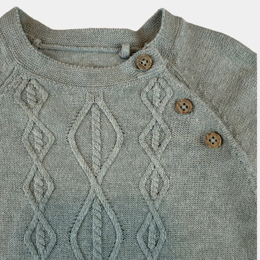 Grauer Strickoverall für Babys mit Zopfmuster und Knöpfen an der Schulter – detail