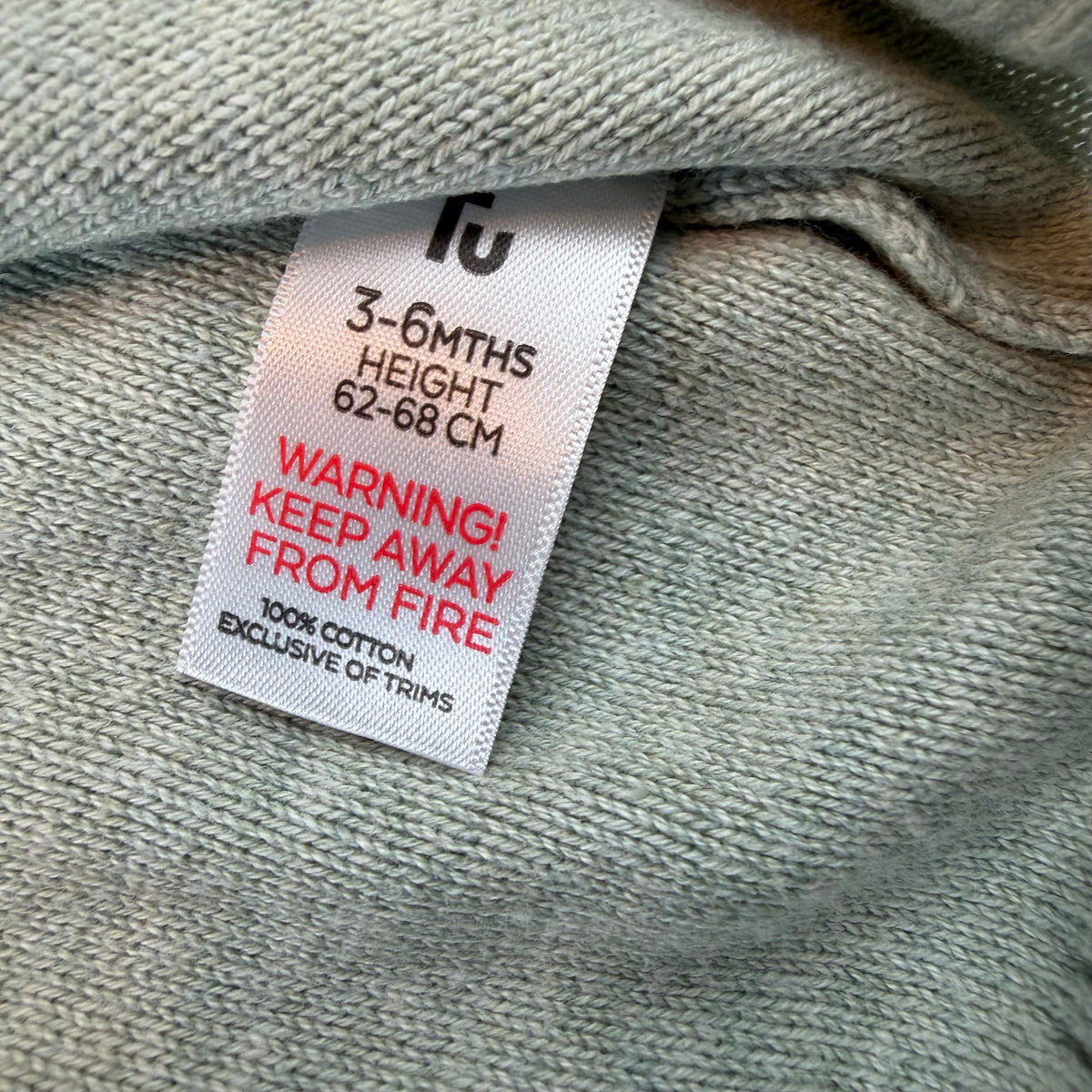 Grauer Strickoverall für Babys mit Zopfmuster und Knöpfen an der Schulter – label