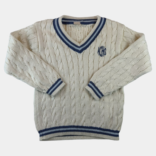 Cremer Kinder-Strickpullover mit Zopfmuster, V-Ausschnitt und blauen Streifenbündchen – front