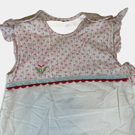 Weißer Babyschlafsack mit rosa Blümchenmuster und Stickdetail, Gro, Größe 6–18 Monate – detail