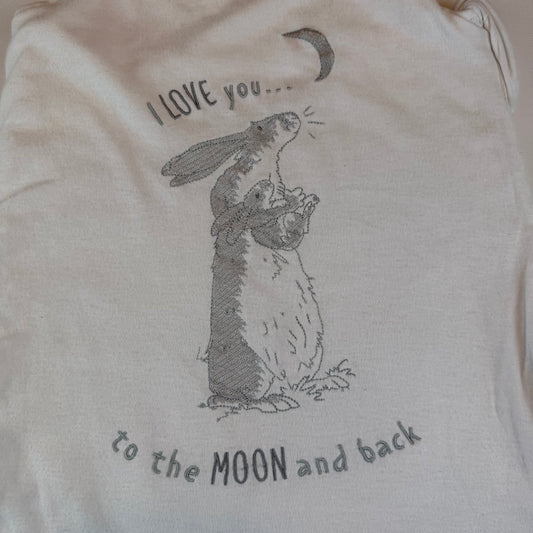 Weißer Baby-Schlafsack mit Hase-Print und seitlichem Reißverschluss – detail