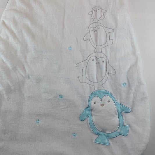Weißer Baby-Schlafsack mit türkisfarbenem Pinguin-Motiv und Reißverschluss – detail