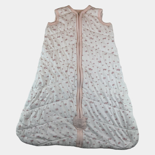 Weißer wattierter Babyschlafsack mit rosa Blümchenmuster und Frontreißverschluss