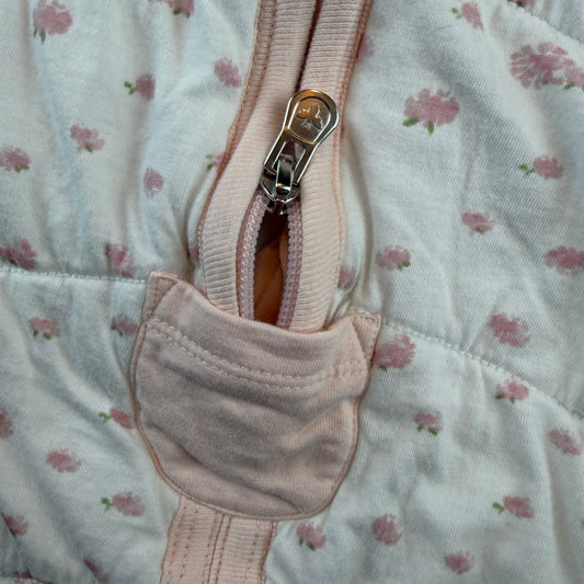 Weißer wattierter Babyschlafsack mit rosa Blümchenmuster und Frontreißverschluss – zip