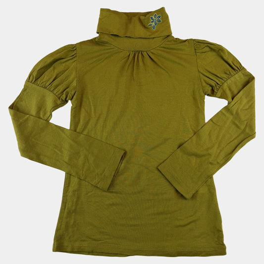 Olivgrünes Kinder-Langarmshirt mit Rollkragen, Puffärmeln und kleiner Blumenstickerei – front