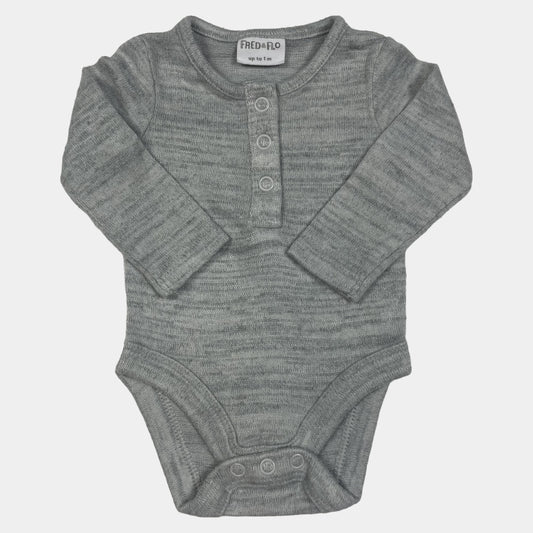 Grauer Body mit Knopfleiste für Babys bis zu 1 Monat – front