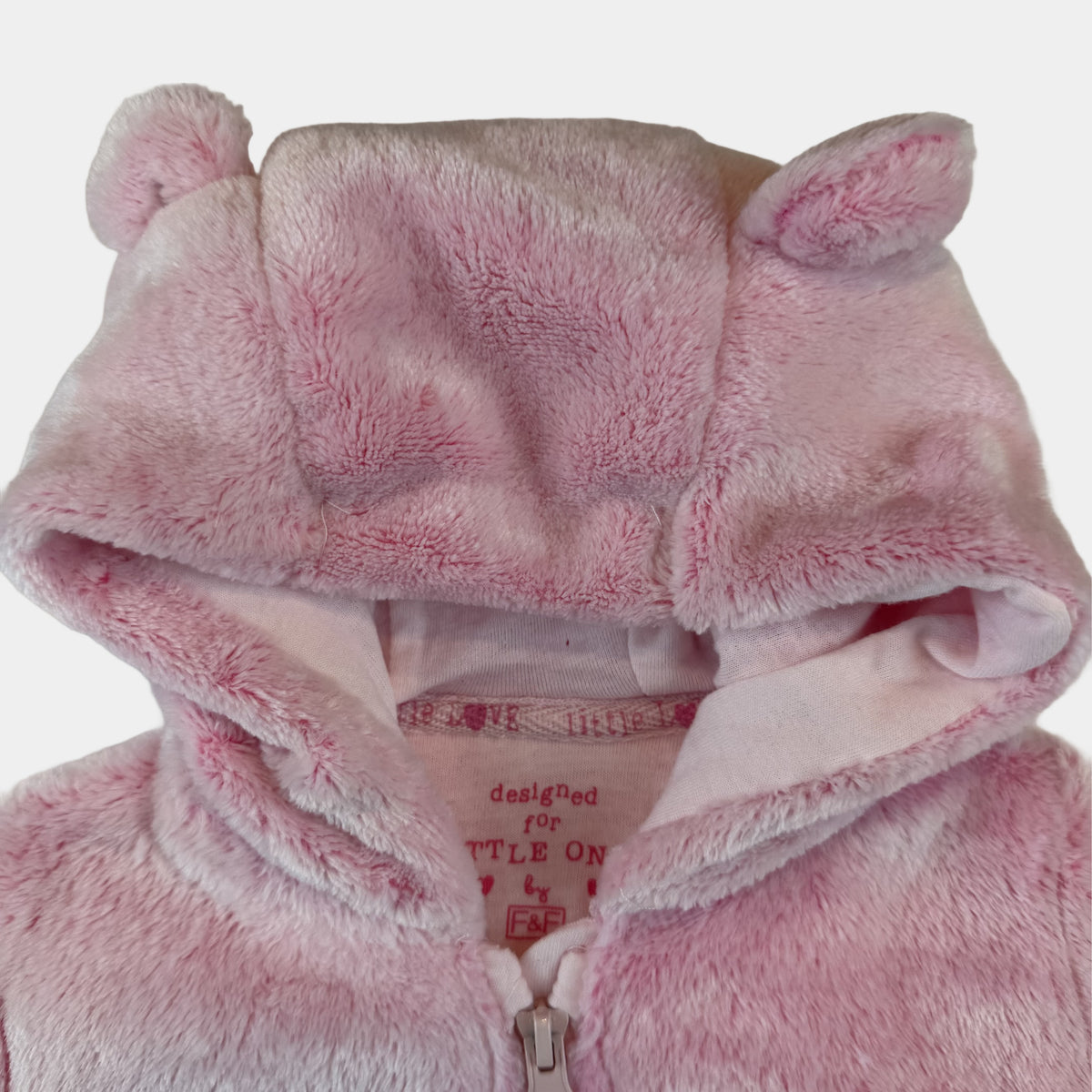 Rosa Fleecejacke mit Kapuze und Öhrchen, Reißverschluss und Taschen – detail