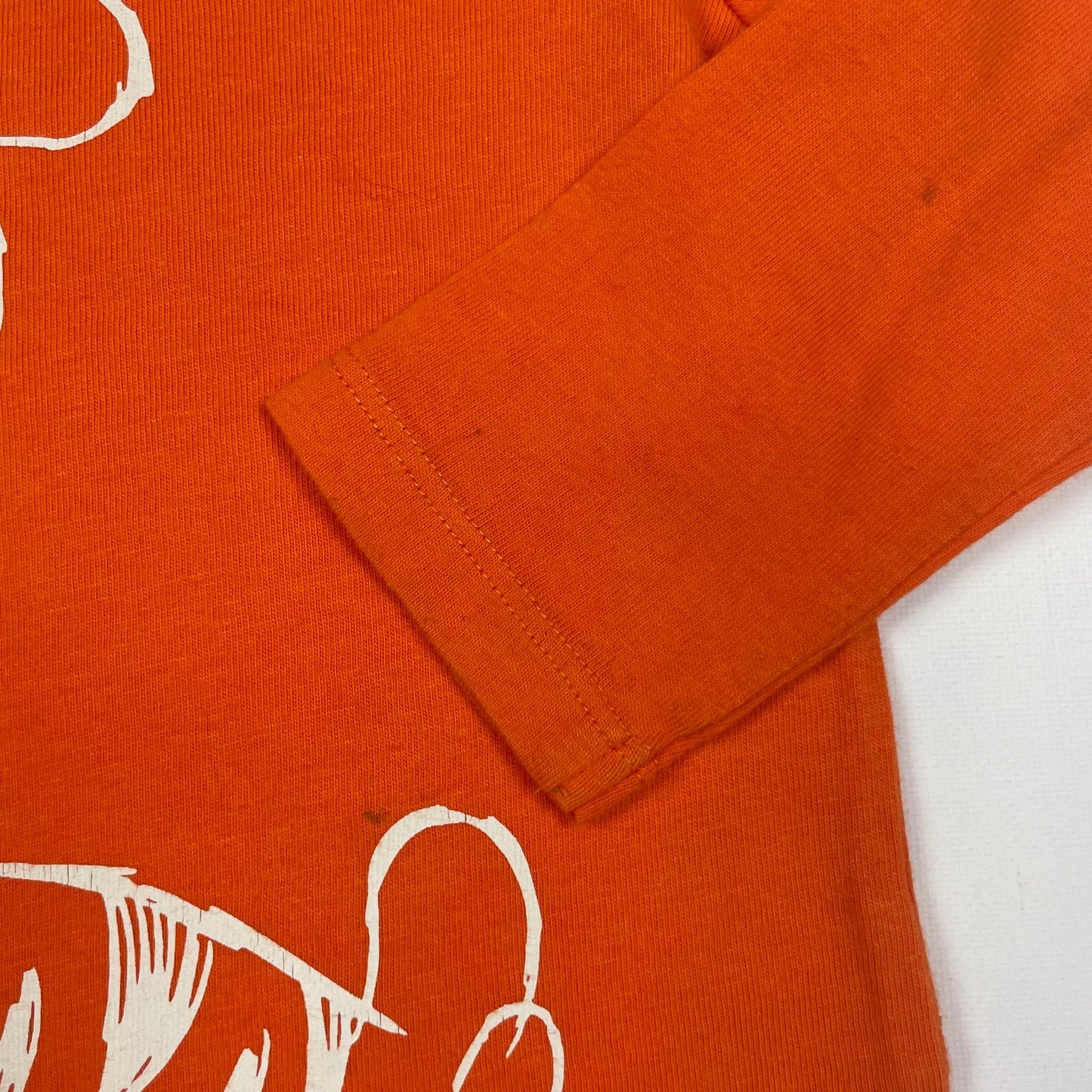 Oranges Langarmshirt mit Tigger-Motiv, geeignet für 9-12 Monate alte Kinder. – detail