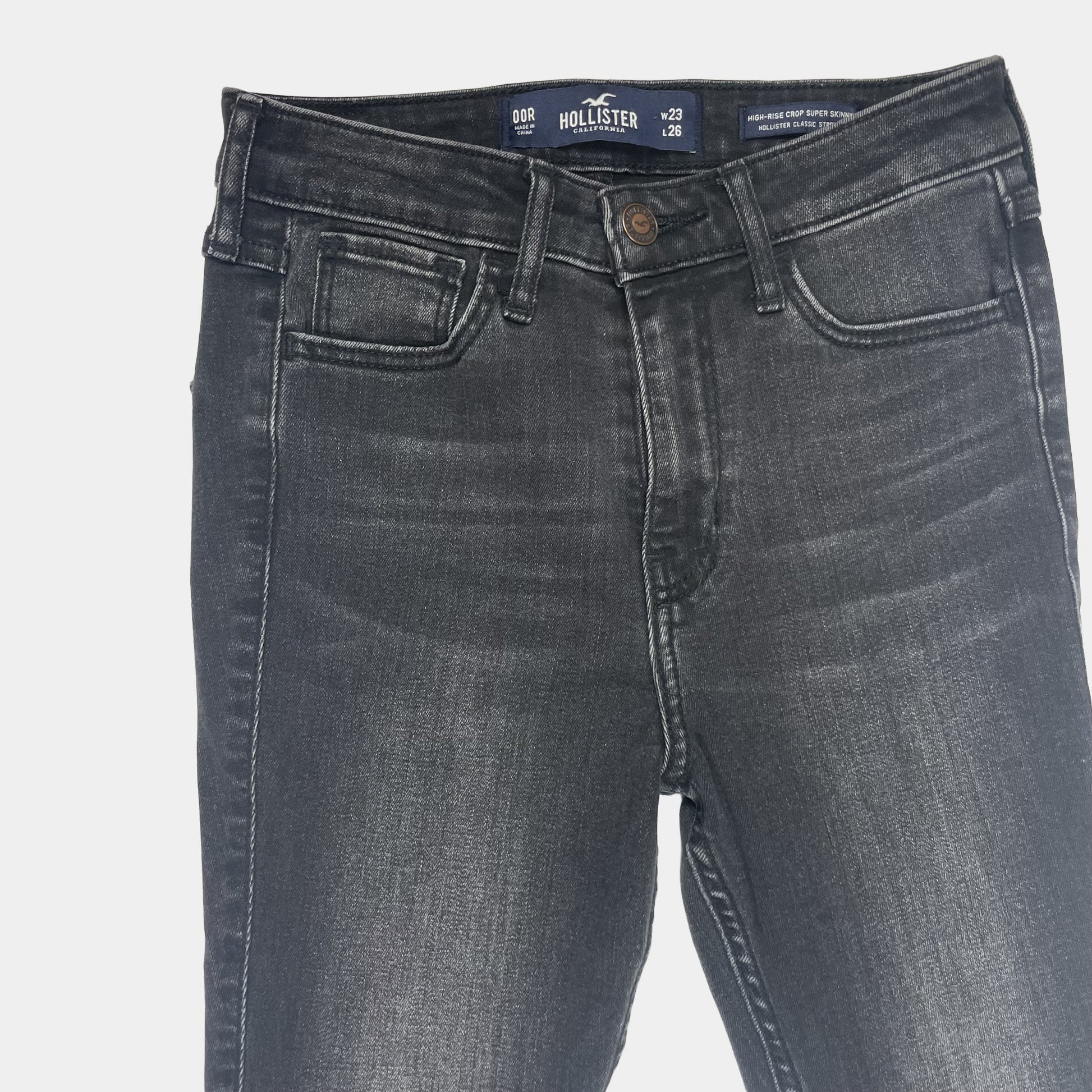 Graue Denim-Jeans mit schmaler Passform und klassischen Gürtelschlaufen. – detail