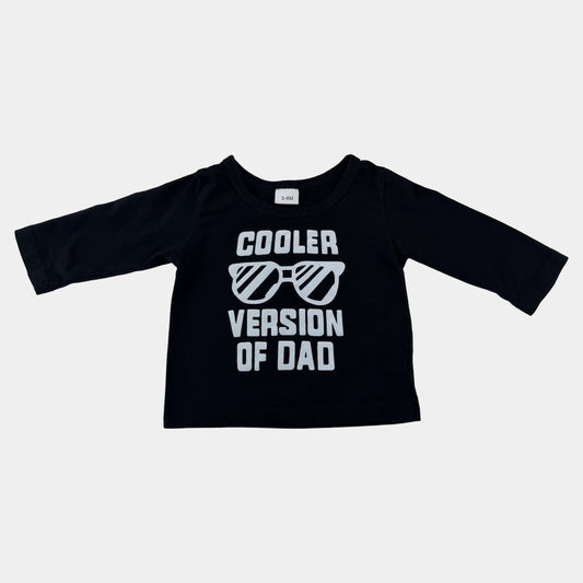 Schwarzes Baby-Langarmshirt mit weißem Print "Cooler Version of Dad" und Sonnenbrillen-Motiv – front