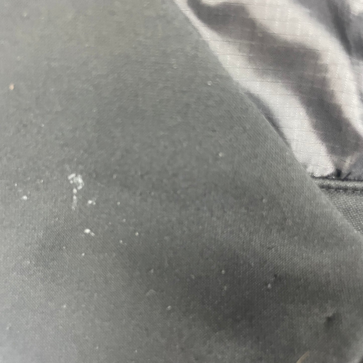 Schwarzer Poloshirt mit Reißverschluss und Logo-Detail – detail