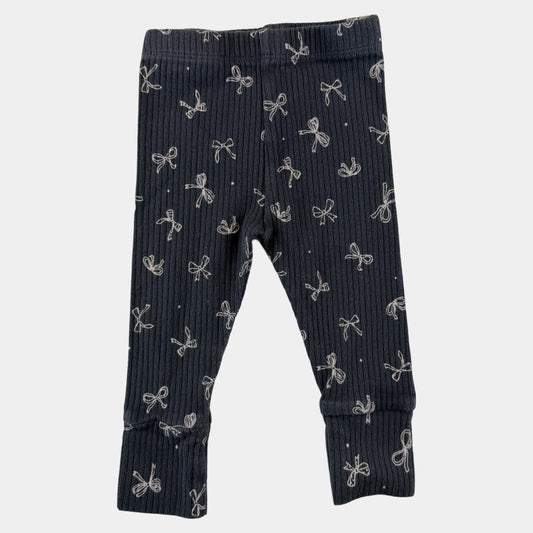 Dunkelgraue gerippte Baby-Leggings mit Schleifenmuster und elastischem Bund – front