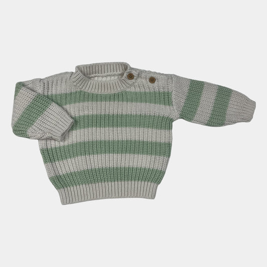 Grüner und weißer Strickpullover mit Streifen und Holzknöpfen für Babys.