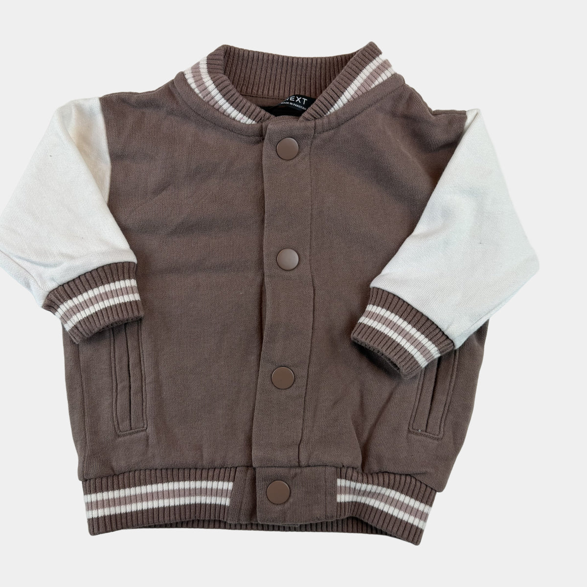 Braune Baby-Collegejacke mit weißen Ärmeln und Druckknöpfen – front
