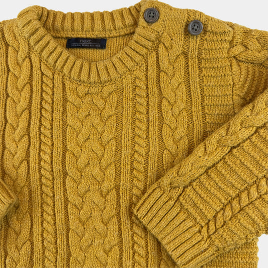 Senfgelber Next Strickpullover mit Zopfmuster und Schulterknöpfen – detail