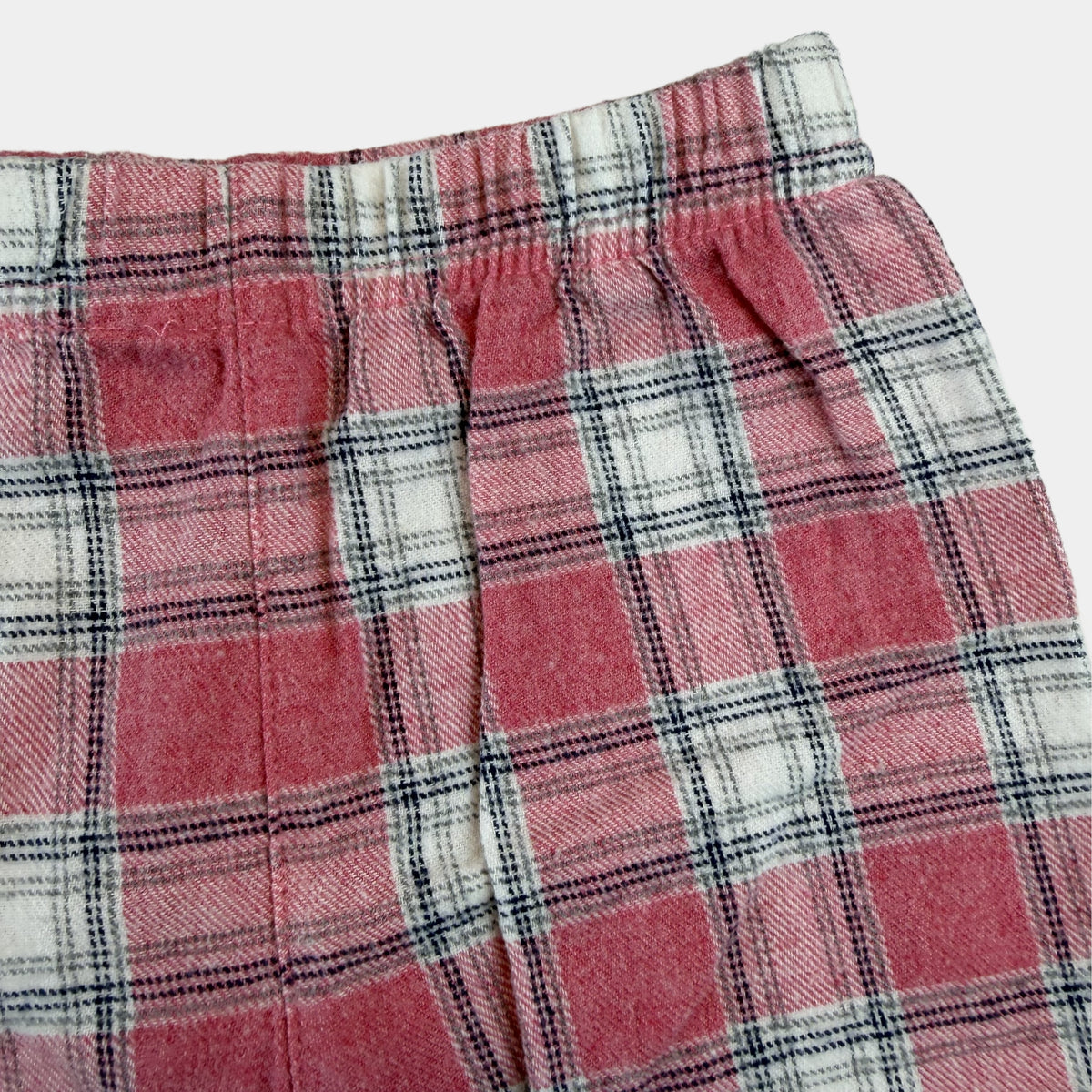 Rosa karierte Babyhose mit elastischem Bund und weißen Bündchen – detail