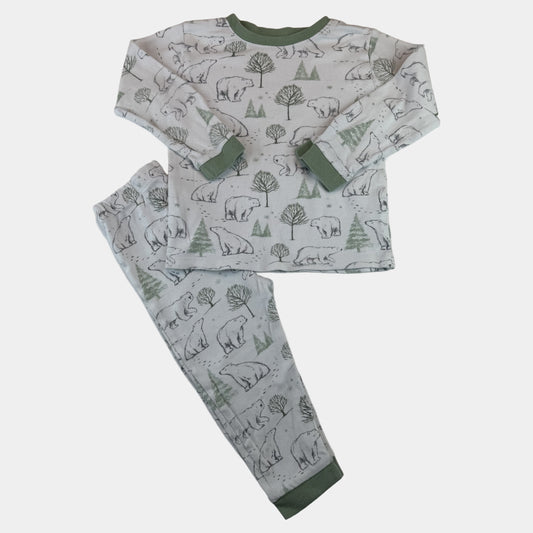 Hellgraues Kinder-Schlafanzug-Set mit Bären- und Baum-Print und grünen Bündchen – front