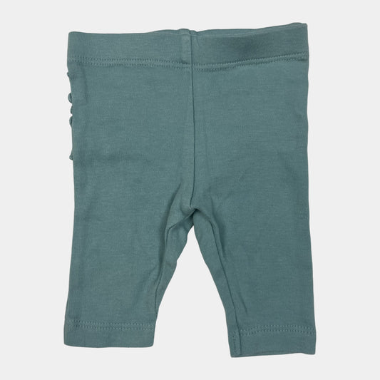 Türkise Baumwollhose mit Rüschen auf der Rückseite.