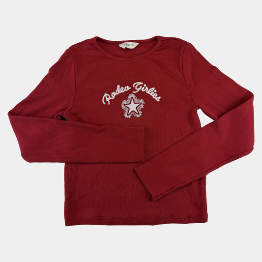 Rotes Ripp-Langarmshirt für Kinder mit Stickerei „Rodeo Girls“ und Stern – front