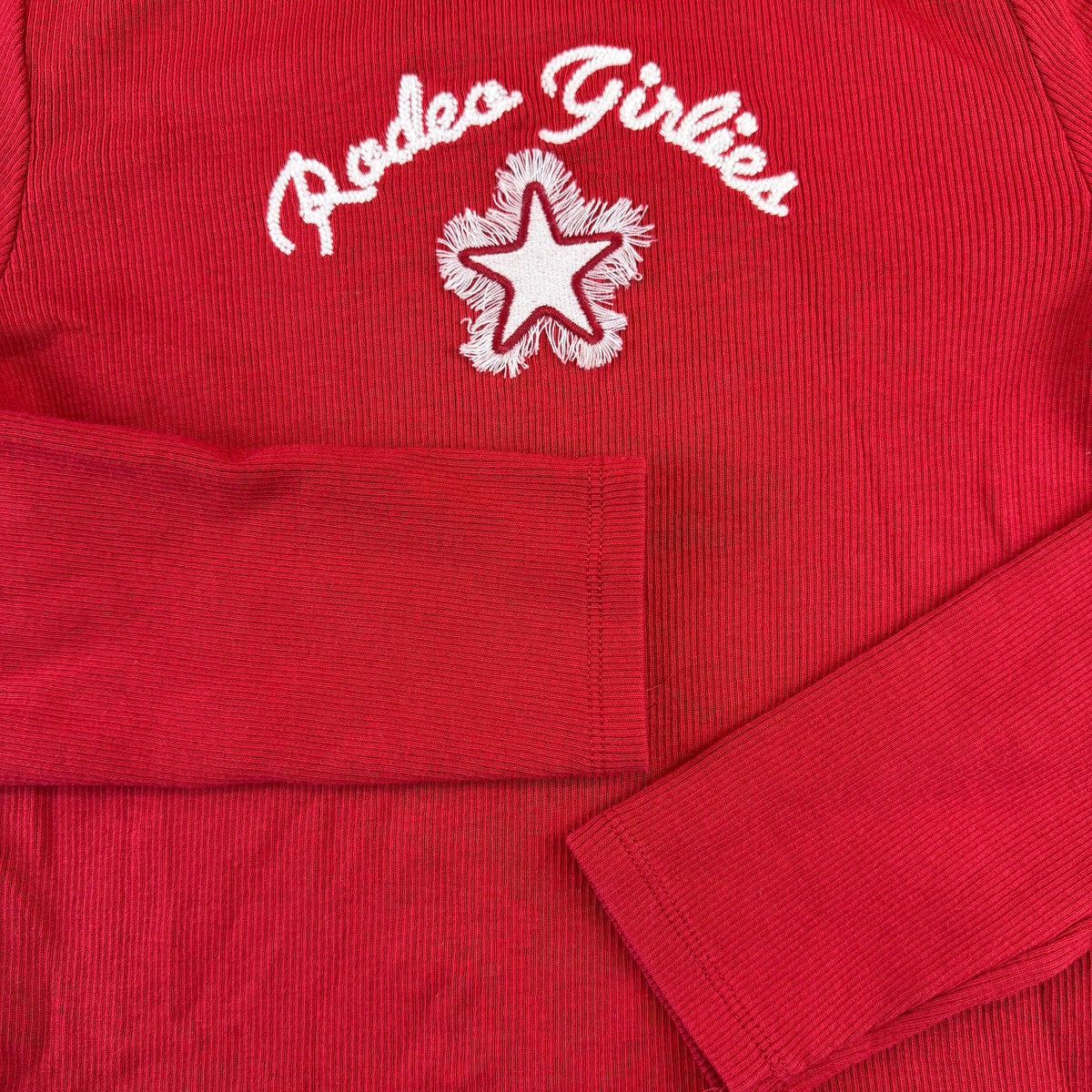 Rotes Ripp-Langarmshirt für Kinder mit Stickerei „Rodeo Girls“ und Stern – detail