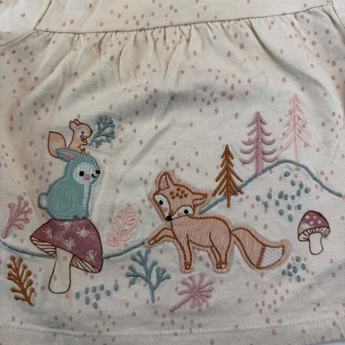 Cremefarbenes Baby-Langarmshirt mit Waldtier-Motiv und Tupfen, Druckknöpfe an der Schulter – fabric