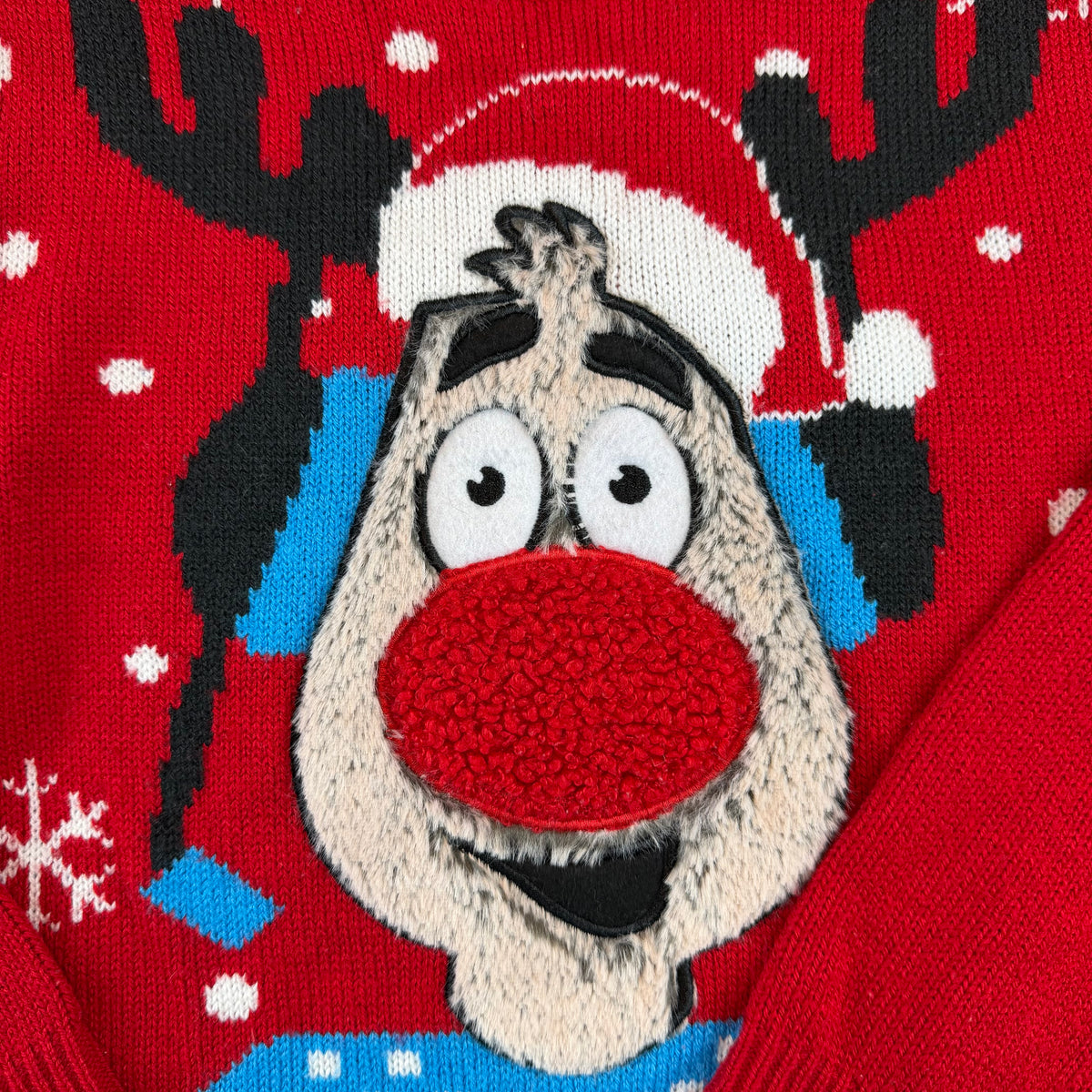 Roter Kinder-Strickpullover mit Rentier-Weihnachtsmotiv und Merry-Christmas-Schriftzug – detail