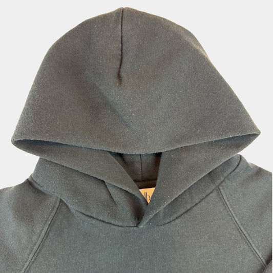 Schwarzer Kinder-Hoodie mit Kapuze und Kängurutasche – detail