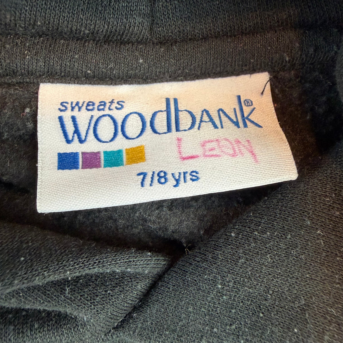 Schwarzer Kinder-Hoodie mit Kapuze und Kängurutasche – label