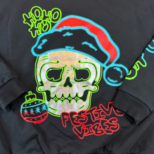 Schwarzes Kinder-Sweatshirt mit Totenkopf-Print und Schriftzug Festive Vibes – detail