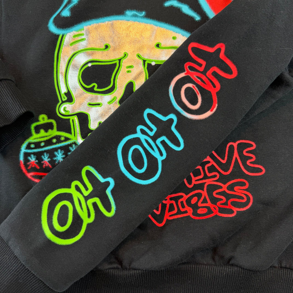 Schwarzes Kinder-Sweatshirt mit Totenkopf-Print und Schriftzug Festive Vibes – sleeve