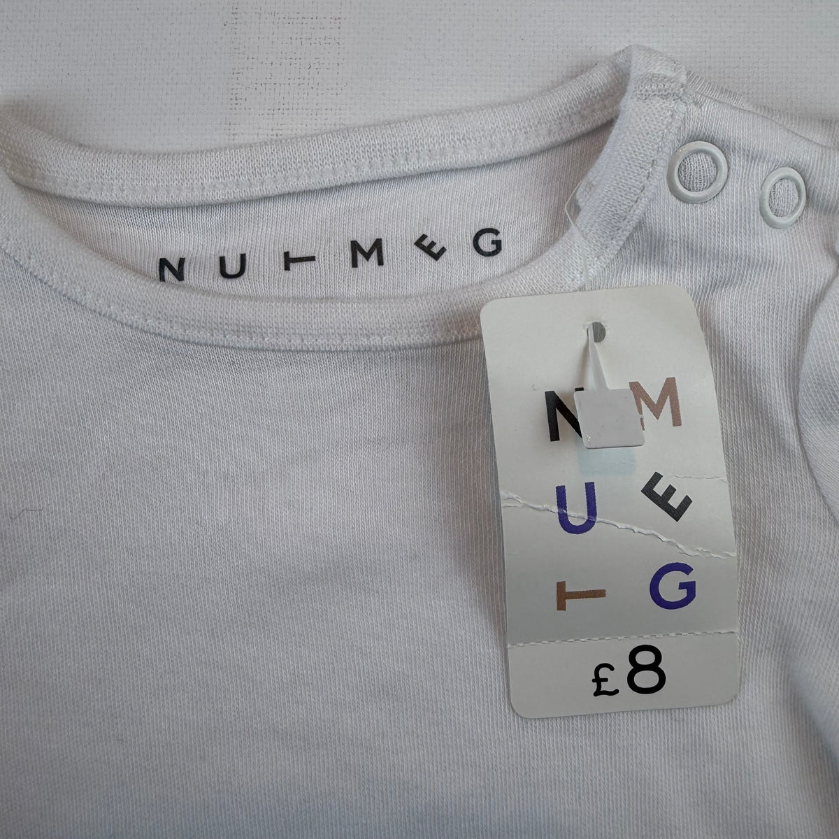 Weißes Baby-Langarmshirt mit Puffärmeln und Schulterknöpfen – detail