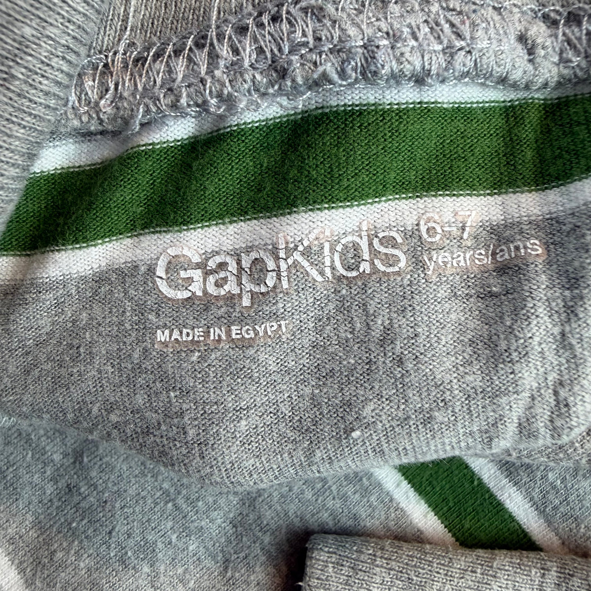Grauer GapKids Rollkragenpullover für Kinder mit grünen und weißen Streifen – label