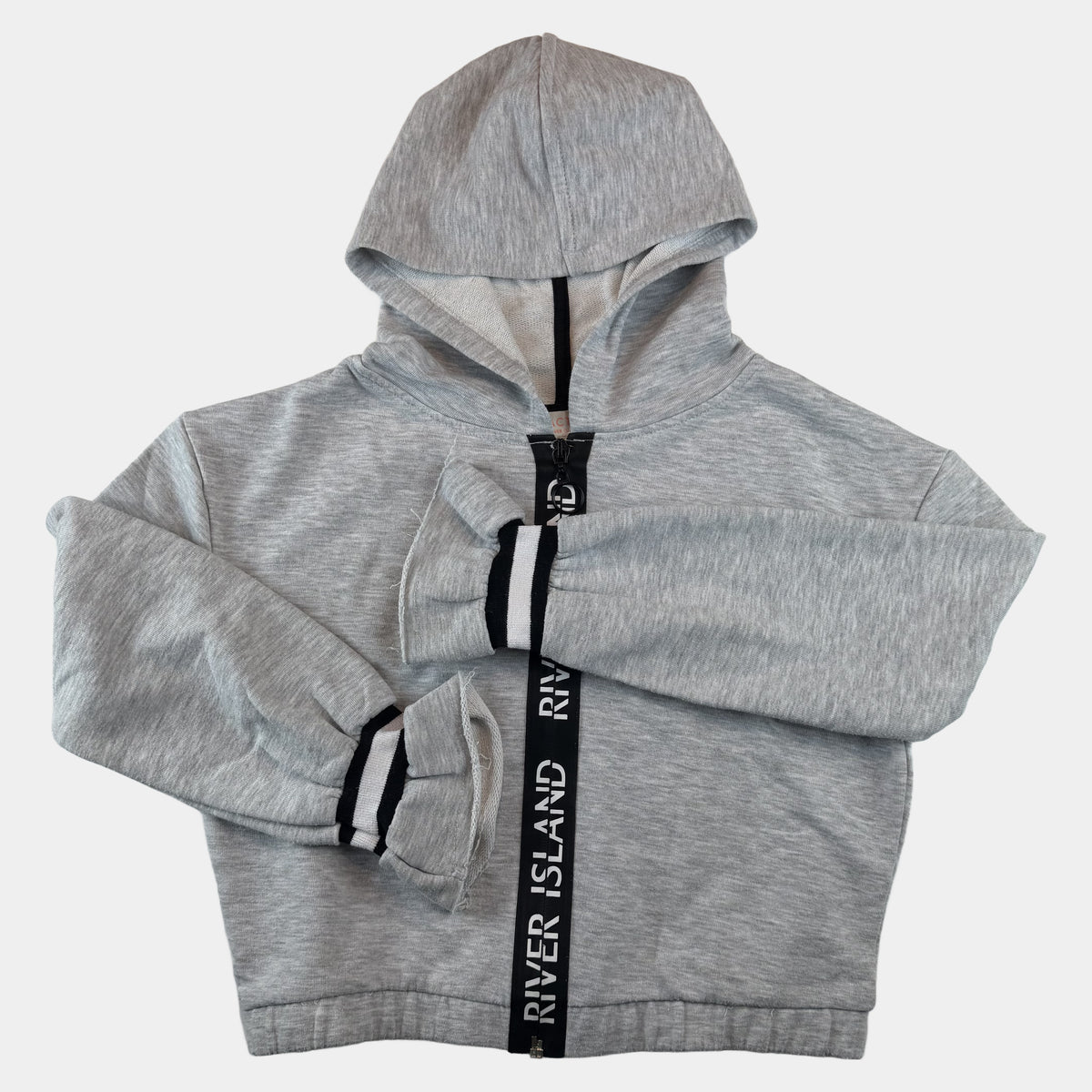 Grauer Kinder-Kapuzenpullover mit Reißverschluss und River-Island-Schriftband – front