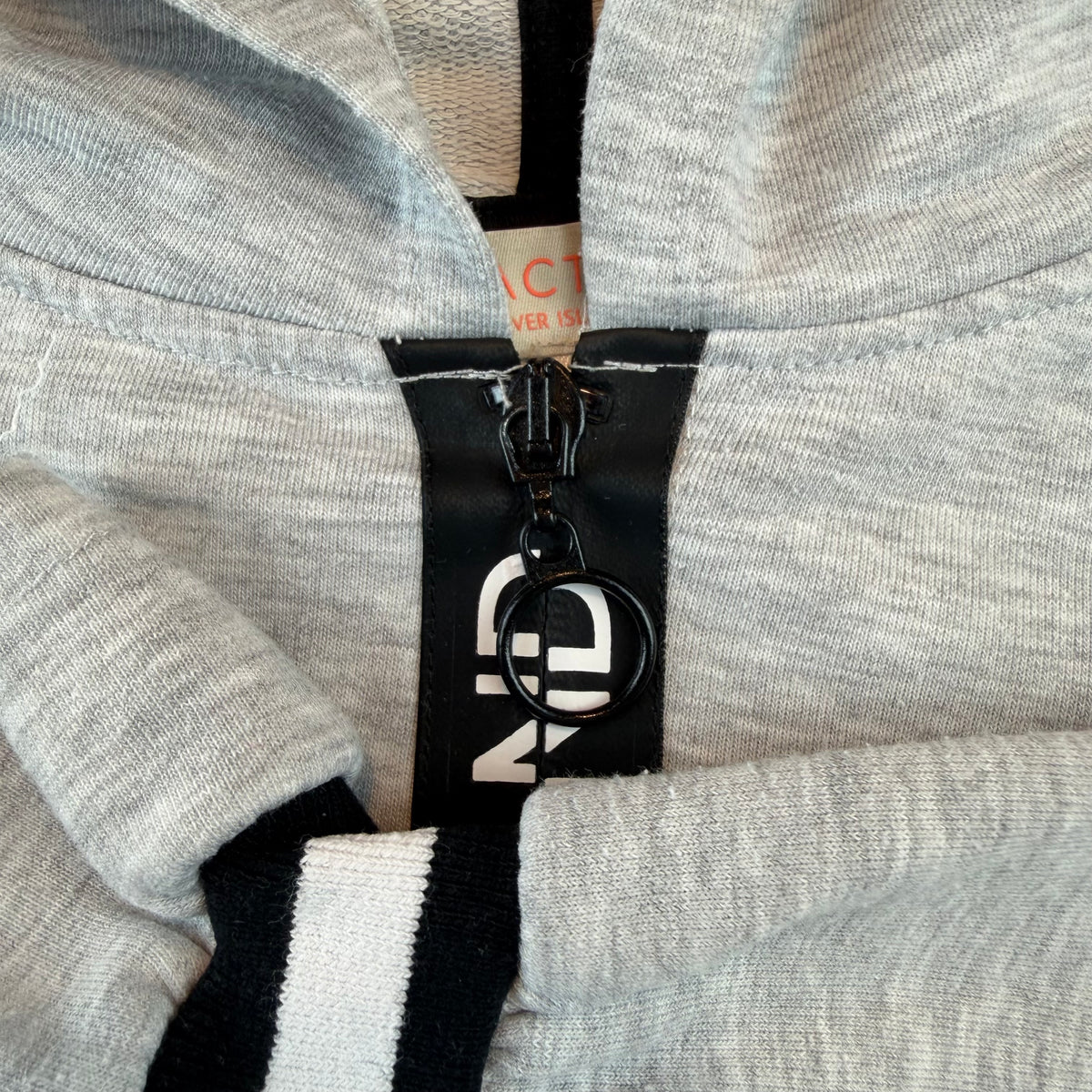 Grauer Kinder-Kapuzenpullover mit Reißverschluss und River-Island-Schriftband – zip