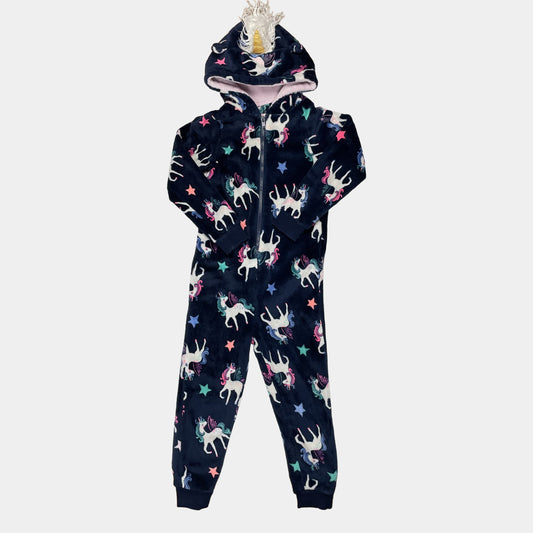Ein dunkelblauer Overall mit Einhornmuster und Kapuze mit Horn und Mähne. – front