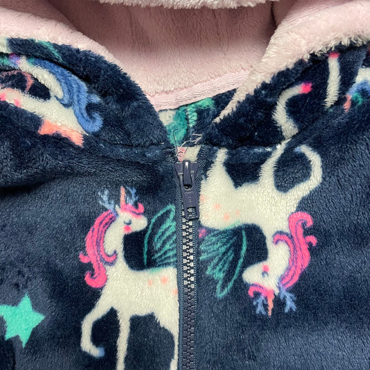 Ein dunkelblauer Overall mit Einhornmuster und Kapuze mit Horn und Mähne. – button