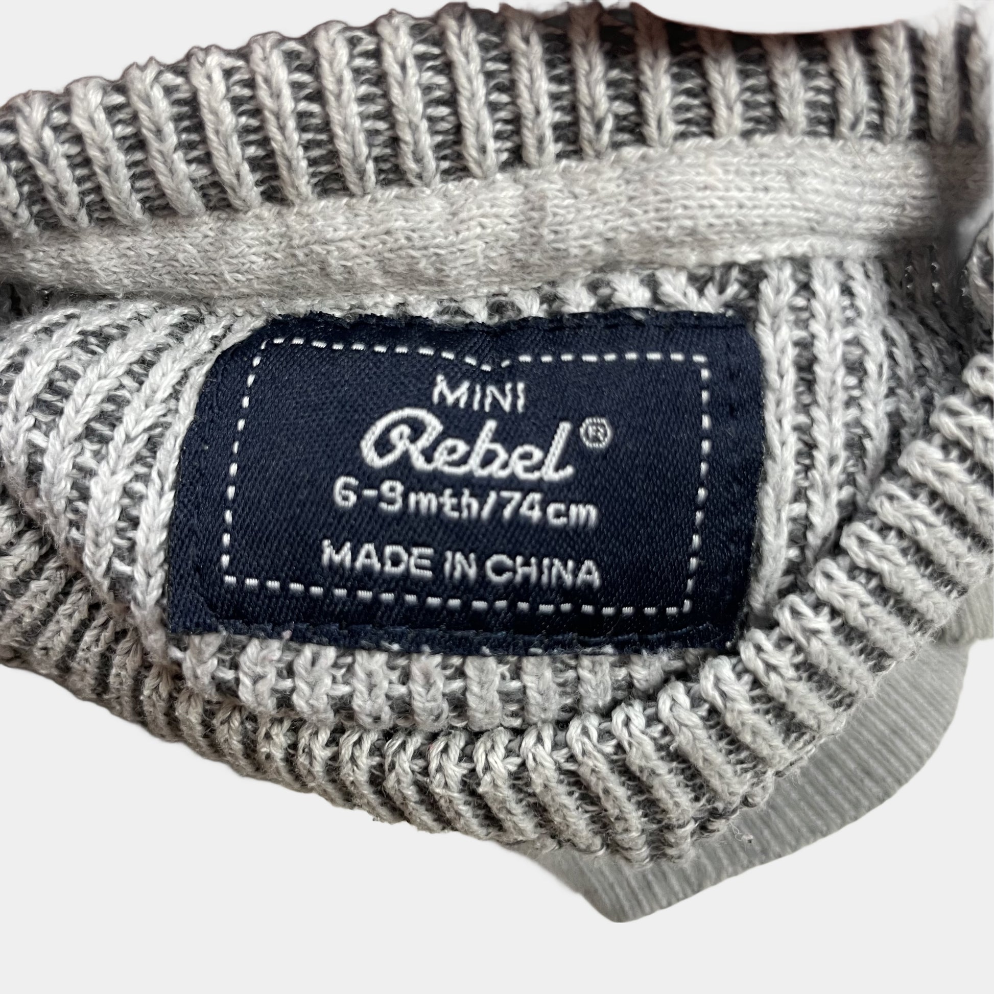 Grauer Strickpullover mit Knöpfen auf der Schulter, Größe 6-9 Monate. – label