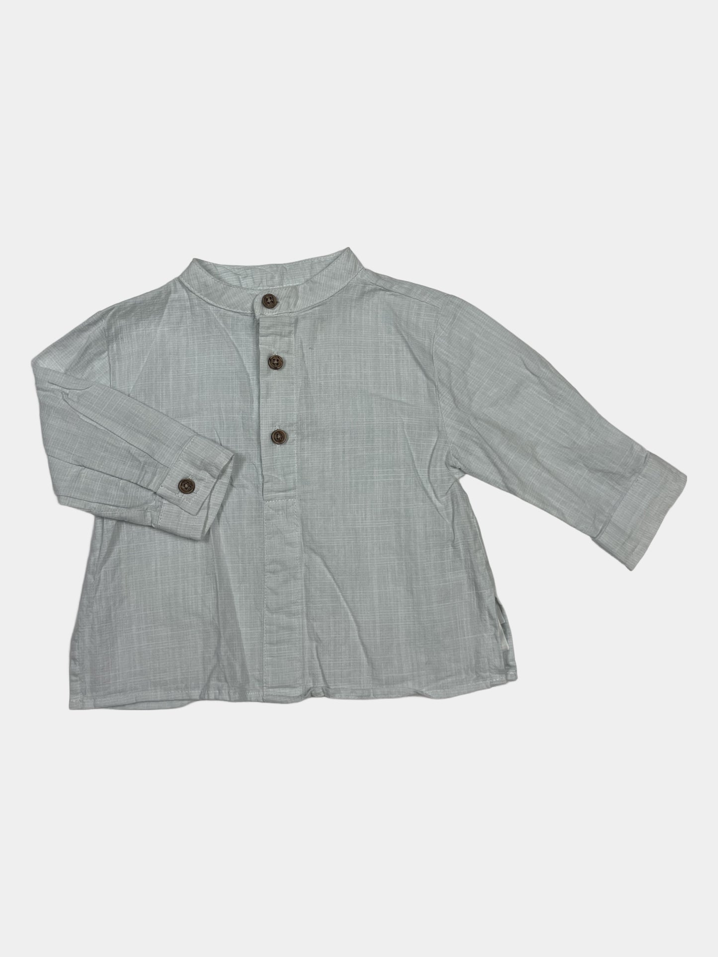 Hellgraues Leinenhemd mit Stehkragen und Holzknöpfen – front